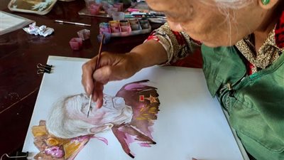أمهات بطلات.. مسنة فيتنامية ترسم السيدات اللاتي فقدن أحباءهن خلال الحرب لضمان عدم نسيانهن