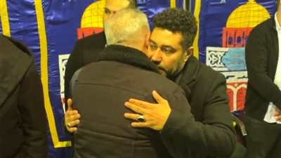 أشرف زكي وحمادة هلال أول الحضور في عزاء والدة الفنان محمد عز | بث مباشر