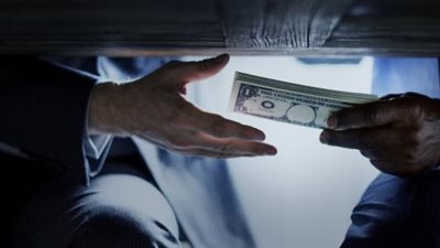 السجن 5 سنوات وغرامة 20 ألف جنيه لنائب رئيس جهاز مدينة القاهرة الجديدة بتهمة تلقي رشوة