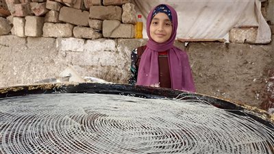 قصة كفاح جنة أصغر صانعة كنافة بلدي في بني سويف: بشتغل علشان أساعد أهلي| فيديو 