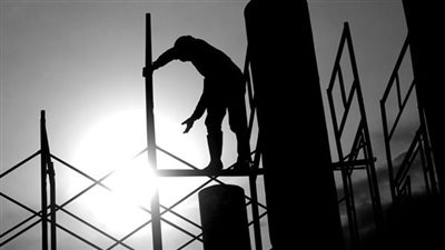 التحقيق في إصابة عاملين سقطا من سقالة بالطابق الرابع بالمهندسين 