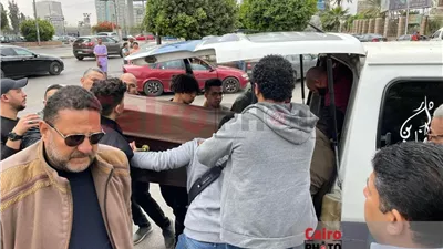 شتائم وألفاظ بذيئة.. الممثل محمد عز يعتدي على الصحفيين بجنازة والدته | فيديو