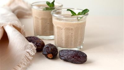 طريقة عمل عصير بلح أسود باللبن.. مفيد للغاية