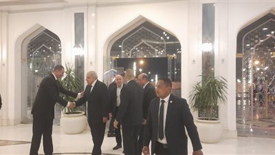 المهندس إبراهيم محلب يقدم واجب العزاء في شقيق اللواء محمد إبراهيم وزير الداخلية الأسبق