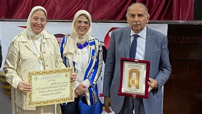 نقابة الأطباء تكرم أستاذًا بطب الأزهر وتمنحه لقب الطبيب المثالي