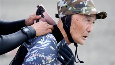 بدأ ممارستها في سن الـ80.. مسن ياباني يدخل موسوعة جينيس كأكبر راكب أمواج في العالم