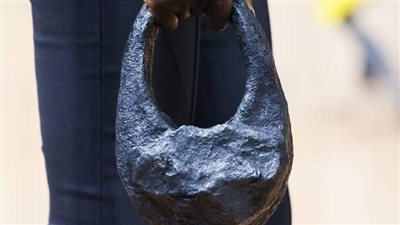 دار أزياء تعرض حقيبة يد مصنوعة من نيزك سقط على الأرض منذ 55 ألف عام للبيع بـ 1.5 مليون جنيه