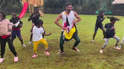 عمرو سعد في وصلة رقص مع الأطفال بكواليس مسلسل الأجهر بـ مدن إفريقية