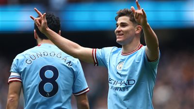 بأوامر تشافي.. جوليان ألفاريز مطلوب في برشلونة يناير المقبل