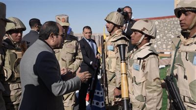 الرئيس السيسي لمقاتلي شرق القناة: إوعوا تضيعوا وقتكم وابنوا العقل والجسم.. وساعتين الخدمة تكون تدريب