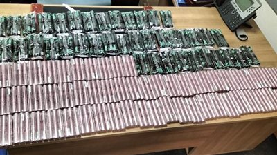 ضبط راكب حاول تهريب 300 عبوة مستحضرات تجميل بمطار القاهرة 