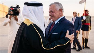  العاهل البحريني يستقبل ملك الأردن لدى وصوله قاعدة الصخير الجوية