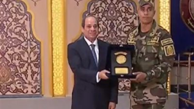 الرئيس السيسي يكرم عددا من جنود ومقاتلي قوات شرق القناة لمكافحة الإرهاب