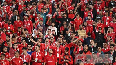 بهتافات نارية.. مشجعو الأهلي يترقبون بدء مباراة الأهلي والهلال السوداني بـ ستاد القاهرة | بث مباشر 