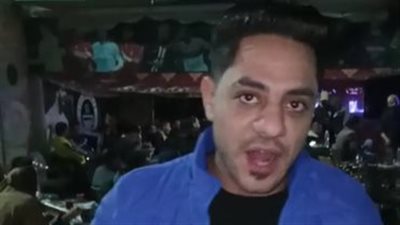 تحت شعار كلنا الهلال.. صاحب مقهى بالإسماعيلية يضع لافته لتشجيع فريق الهلال: اتربينا على حب النادي من صغرنا| بث مباشر 