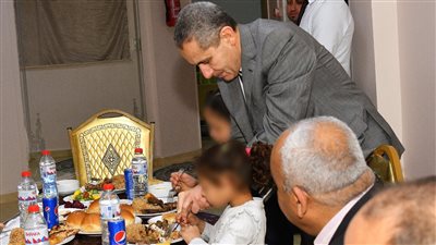 محافظ الغربية يشارك 30 يتيمًا إفطارهم بأحد دور الرعاية في طنطا