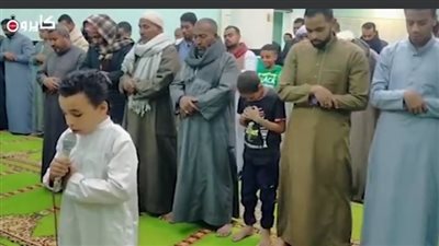 طفل يؤم المصلين في التراويح بالأقصر.. وعالم بالأوقاف: الصلاة صحيحة في هذه الحالة فقط 