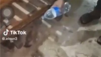 غضب على مواقع التواصل الاجتماعي بعد انتشار فيديو لشاب يحاول التخلص من كلب بطريقة وحشية