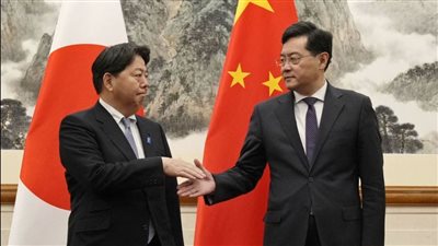 للمرة الأولى منذ 3 سنوات.. وزير خارجية اليابان يلتقي نظيره الصيني بـ بكين 