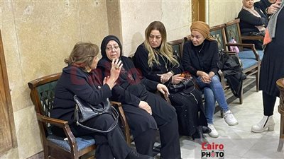 نهال عنبر ودنيا عبد العزيز ومصطفى هريدي يقدمون واجب العزاء في شقيق ضياء عبد الخالق