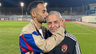 عبد القادر يُقبّل رأس كولر ويعتذر له: هتفضل رقم واحد بالنسبالي