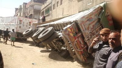 انقلاب سيارة مقطورة يتسبب في شروخ وتصدعات بمنزل بالدقهلية